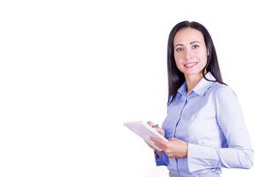 ritratto di un' sorridente, giovane attraente attività commerciale donna nel un' blu camicia con un' bloc notes nel sua mani. attività commerciale signora foto
