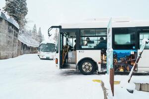 autobus fermare a ginzan onsen per oishida stazione con neve autunno nel inverno stagione è maggior parte famoso giapponese caldo primavera nel yamagata, Giappone. yamagata, Giappone, 24 gennaio 2024 foto