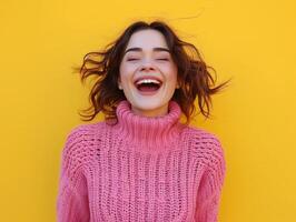 ai generato contento donna urla indossare rosa maglione su giallo sfondo, inaspettato gioia e risata Immagine foto