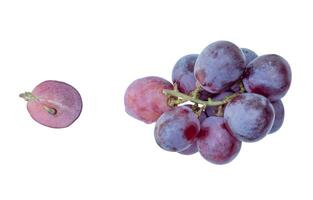 superiore Visualizza impostato di piccolo mazzo di uva con metà isolato su bianca sfondo con ritaglio sentiero foto