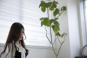 un' Lavorando giapponese donna di a distanza opera nel il casa ufficio avvicinamento foto