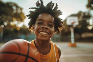 ai generato giovane ragazzo con pallacanestro sorridente all'aperto. foto