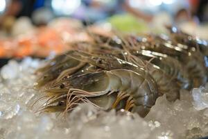 ai generato fresco gamberi su ghiaccio a frutti di mare mercato. foto