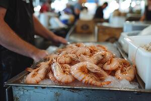 ai generato fresco gamberi su ghiaccio a frutti di mare mercato. foto