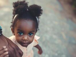 ai generato generato immagine.ritratto di un' giovane africano ragazza con affascinante occhi e trecce, guardare su e Tenere sua Il padre di mano. foto