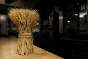 un' bellissimo pila di maturo orecchie di Grano sta su un' di legno tavolo. selettivo fuoco.alto qualità foto