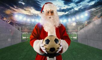 Santa Claus pronto per il calcio incontro con palla da calcio nel mano foto