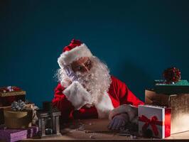 stanco Santa Claus è addormentato dovuto per Natale lavorare troppo foto