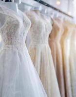 ai generato un' collezione di diverso stile nozze vestiti vetrine diverso stili nel bridal boutique foto