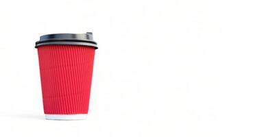 carta monouso rosso bicchiere di tè o caffè con nero plastica coperchio isolato su bianca sfondo. porta via cibo. nessuno. posto per un iscrizione. foto