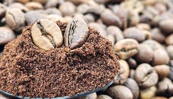 contro il sfondo di arrostito aromatico caffè fagioli bugie un' metallo cucchiaio pieno con terra caffè. un' bevanda fatto a partire dal arrostito e terra fagioli a partire dal il caffè albero o caffè cespuglio. foto