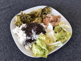 fatti in casa grigliato pollo con riso e broccoli, servito su un' bianca piatto foto