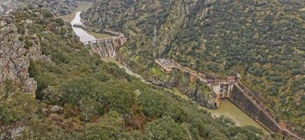 fantastico Visualizza al di sopra di uno di il dighe su il douro fiume, nel il nord-est di Portogallo. meraviglioso viaggi. foto