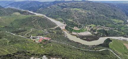 fantastico Visualizza al di sopra di uno di il dighe su il douro fiume, nel il nord-est di Portogallo. meraviglioso viaggi. foto