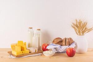 un' fresco latteria prodotti, acida crema, formaggio, latte, mele e orecchie di Mais nel un' vaso per il vacanza di ebraico shavuot. davanti Visualizza. un' copia spazio. foto