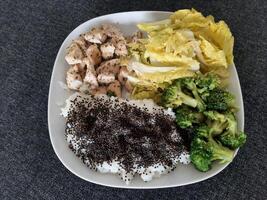fatti in casa grigliato pollo con riso e broccoli, servito su un' bianca piatto foto