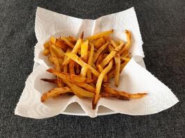 francese patatine fritte su bianca carta cucina asciugamano foto