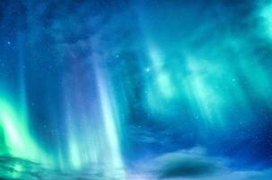 luminosa e attivo aurora Borealis o settentrionale luci raggiante nel il notte cielo su artico cerchio foto