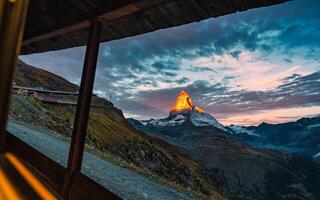 Alba alpenglow su Cervino montagna di svizzero Alpi nel il alba a Svizzera foto