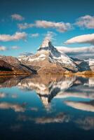 Cervino montagna riflessa su lago stellisee nel il mattina a Zermatt, Svizzera foto