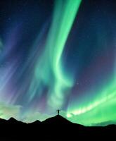 aurora Borealis raggiante al di sopra di silhouette escursionista in piedi su il montagna nel il notte cielo foto