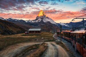 Visualizza di Alba su Cervino montagna durante il treno cavalcata su per gornergrat a Zermatt, Svizzera foto