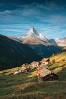 paesaggio di Cervino iconico montagna con rustico villaggio su collina nel trovare, Svizzera foto