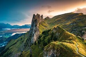 tramonto al di sopra di maestoso roccioso montagna cresta di sassofono fortuna, svizzero Alpi nel autunno a Svizzera foto