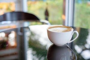 caffè tazza riflessione su bicchiere tavolo foto