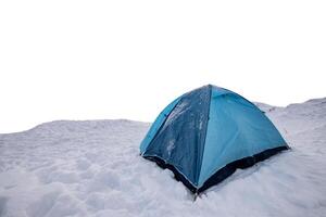 blu tenda campeggio nel nevoso collina foto