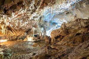 grotta lod fenomeno di pietra stalattite e stalagmite foto