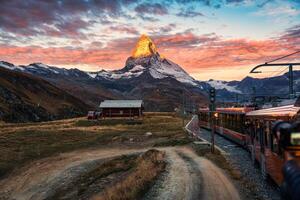 Visualizza di Alba su Cervino montagna durante il treno cavalcata su per gornergrat a Zermatt, Svizzera foto