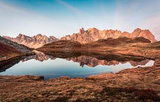 Alba al di sopra di lac lungo con massiccio des cerces riflessione su il lago nel claree valle a francese Alpi, Francia foto