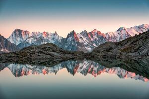 lac blanc con mont blanc montagna gamma riflettere su il lago nel francese Alpi a il tramonto. chamonix, Francia foto