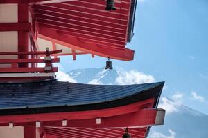 vicino su montare fuji attraverso chureito pagoda foto