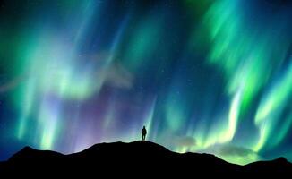 aurora Borealis raggiante al di sopra di silhouette escursionista in piedi su il montagna nel il notte cielo foto