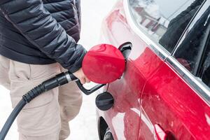 mano hold rifornimento carburante ugello Fai da te nel carburante serbatoio a carburante stazione foto