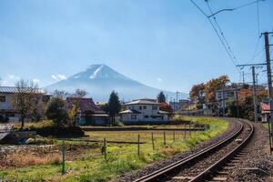 montare fuji con ferrovia traccia nel nazione foto