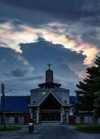 misterioso nube iridescenza fenomeno raggiante al di sopra di cristiano Chiesa nel il sera foto