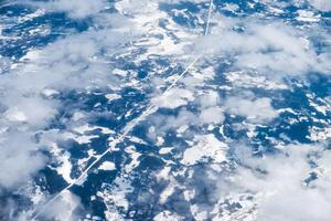 aereo Visualizza di strada con neve e montagna foto