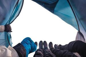 gruppo di scalatore siamo dentro un' tenda con Aperto su sfondo foto