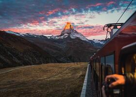 Visualizza di Alba su Cervino montagna durante il treno cavalcata su per gornergrat a Zermatt, Svizzera foto