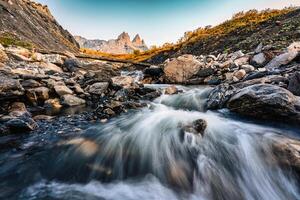 paesaggio di iconico tre picco e cascata fluente di aiguilles d'arves nel francese Alpi a Savoia, Francia foto