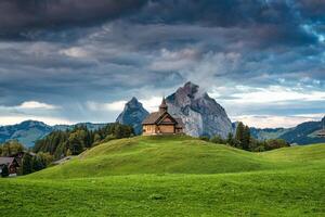 stoos Chiesa su collina nel davanti di grossolano mito montagna nel estate a Svitto, Svizzera foto