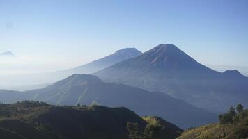 bellissimo naturale fascino con focoso montagne nel il mattina foto