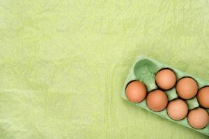 verde scatola di cartone di diverso uova. Pasqua sfondo foto