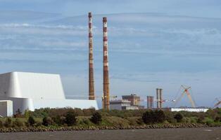 dublino, sandmount - poolbeg energia stazione e il iconico poolbeg camini foto