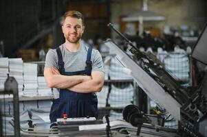 stampa Casa. il stampante lavori nel un' moderno produzione sala. foto