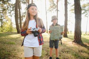 bambini scout nel il foresta. foto