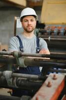 lavoratore nel fabbrica su il macchina foto